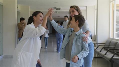 326.373 vídeos de Mulher dançando Vídeos stock